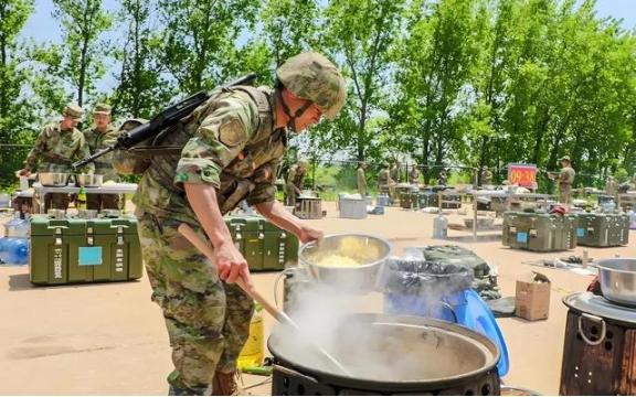 为什么军队有炊事兵这个兵种，而不是直接招聘一些厨子呢？就这么说吧，打仗的时候，你