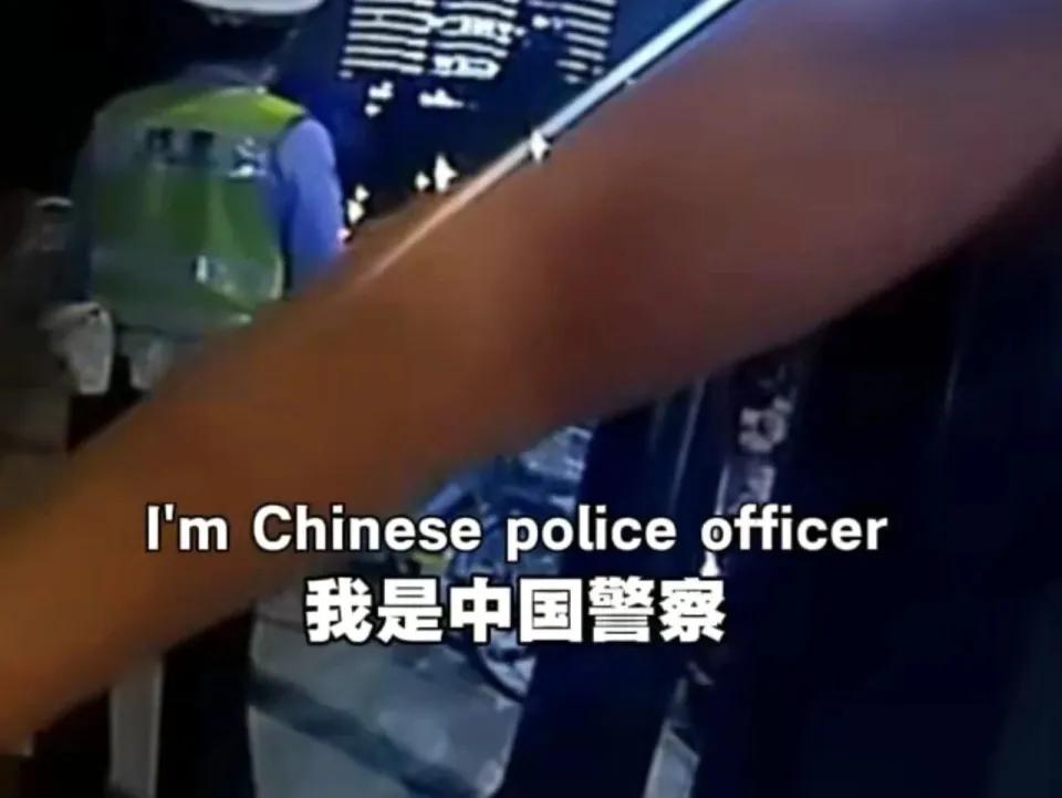 “实在想不通！”老外来华不懂汉语，国内交警全程英文处置，国人出国不懂外语，当地