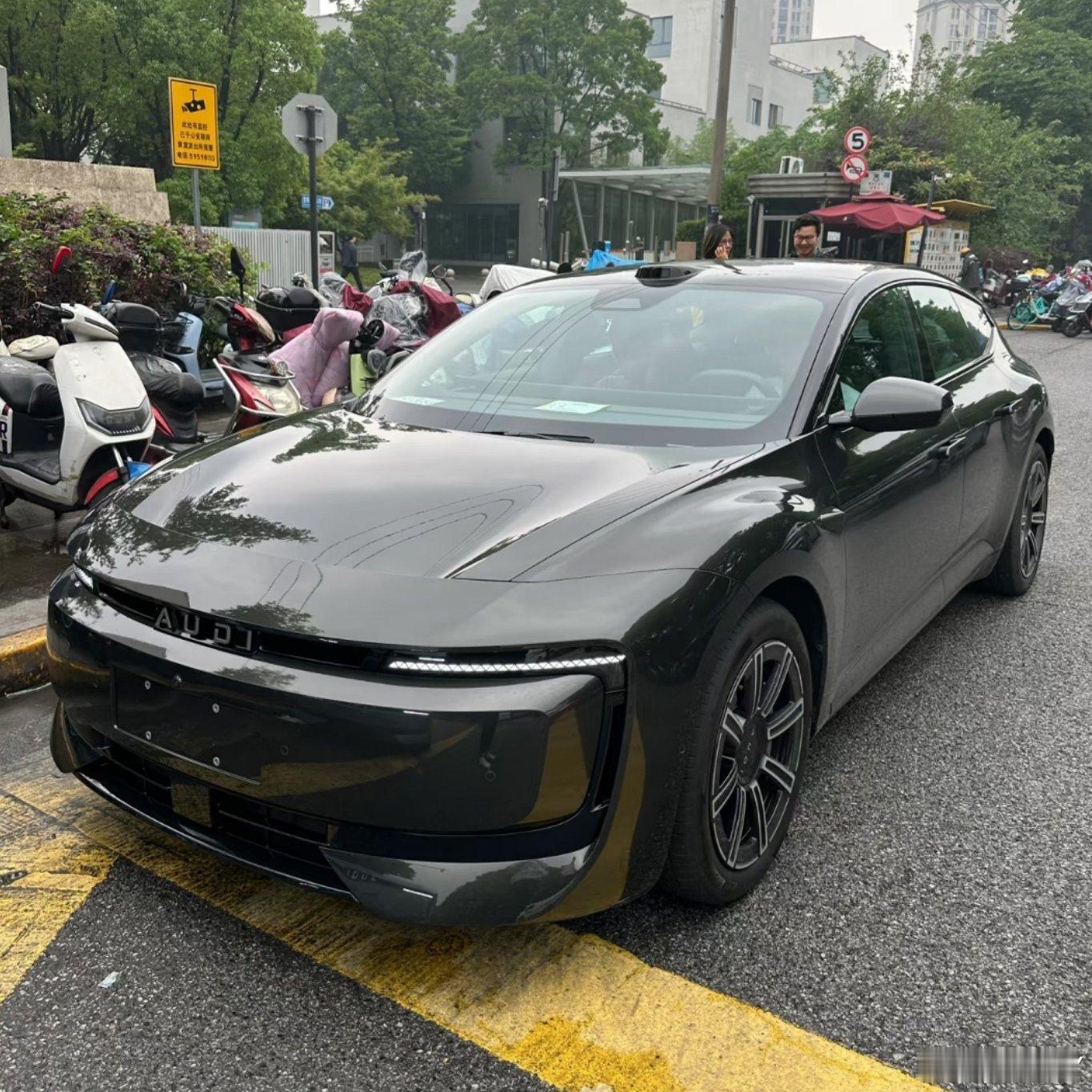 你们可能很难想象，上汽奥迪项目的这辆AUDIE5是这几天海外网络讨论中最火