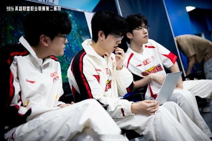 WBG不在一个麦里BLG战胜WBGWBG五个人到底开没开语音？xiaohu妖