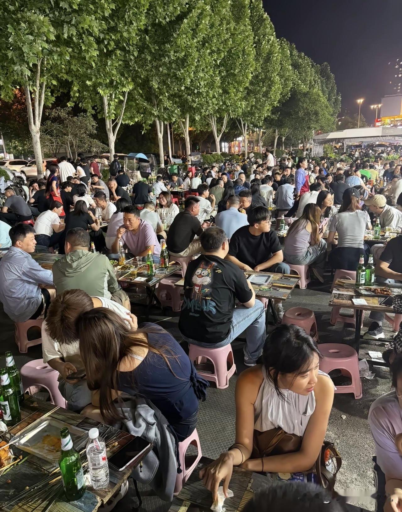 西安的生活从旁晚开始，至天亮。西安夜市这么热闹，会不会是下一个风口？随便吃点