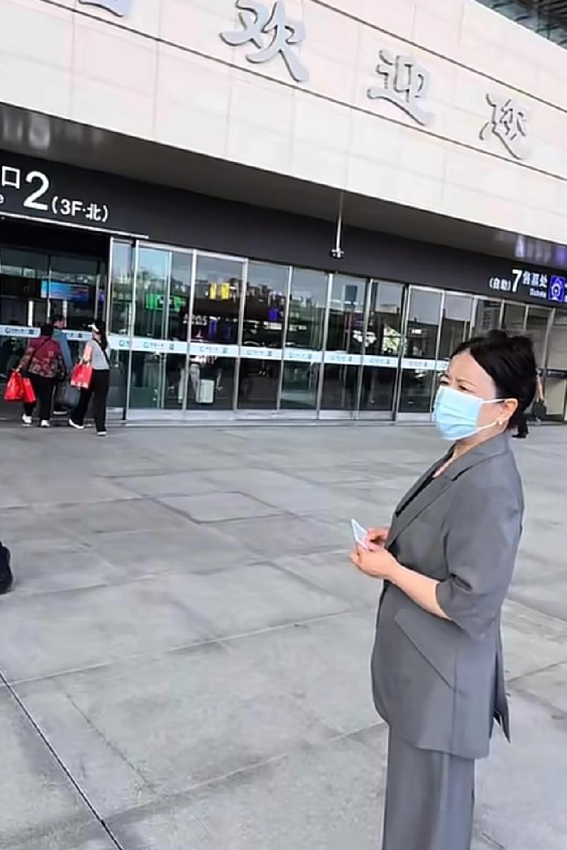 许敏跟熊父亲的会开了，结果出来了。刚刚刷到熊姑娘的音频，是和一个网友的对话：