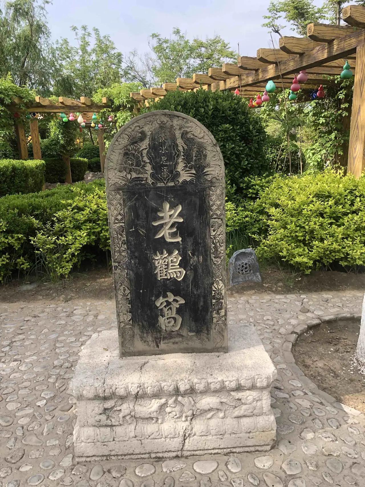 谁能想到，随手一伸，就托住了一只大雁。武汉东湖上，一个女人驾着小船看风景。一