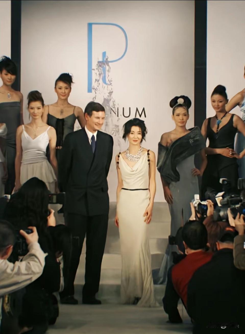 曼神比专业模特还要出挑她九几年就给爱马仕走秀了，虽然达不到T台模特的平均身高