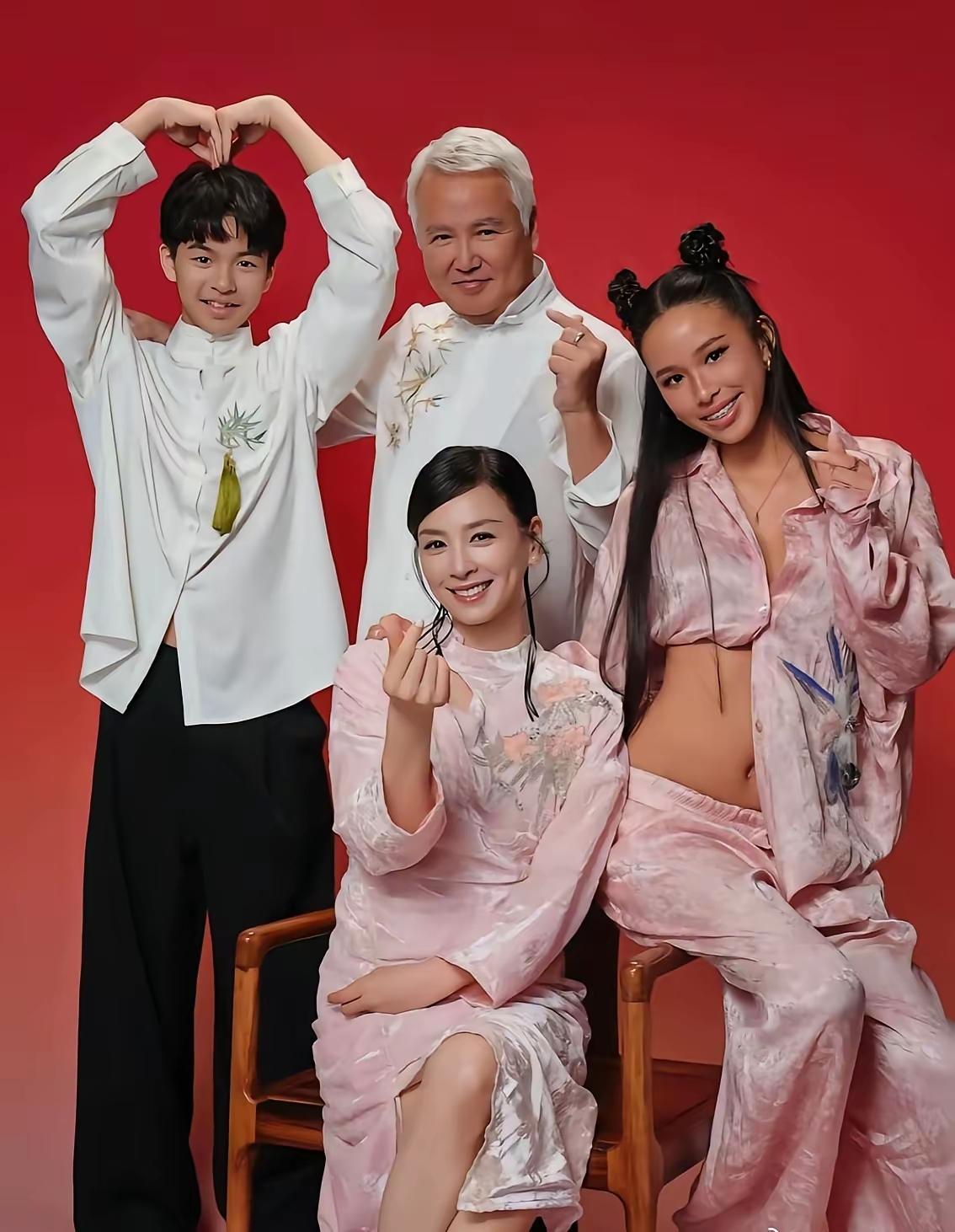 传销翻车还敢高调复出？张庭这全家福看得人浑身别扭，女儿衣衫不整的像个憨憨。
