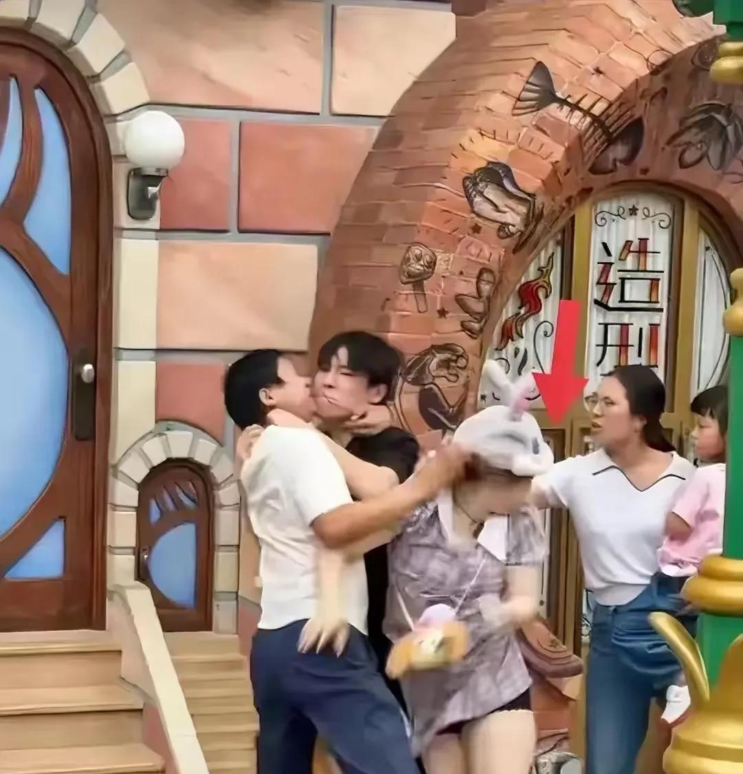 我问老公；迪士尼互殴的事情你怎么看？老公幽幽的说：有啥说的，都是闲的没事干。本