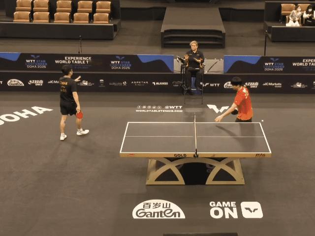 林诗栋这个举动：差点把裁判“惹毛”了！林诗栋在多哈球星挑战赛，3比1战胜朴