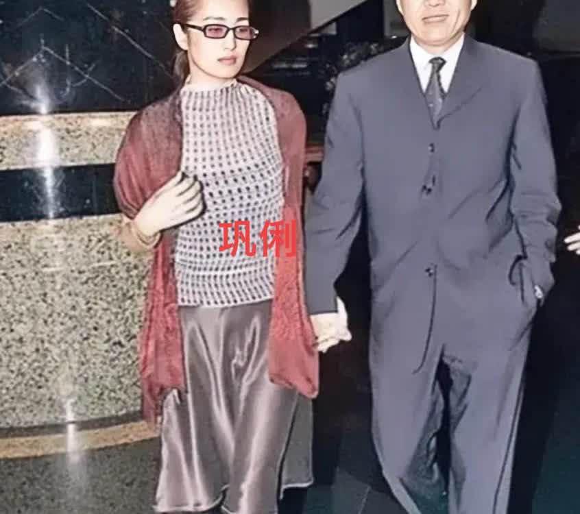 这是上世纪90年代巩俐与第一任丈夫黄和祥同框出席活动的一张老照片。彼时的巩俐风华