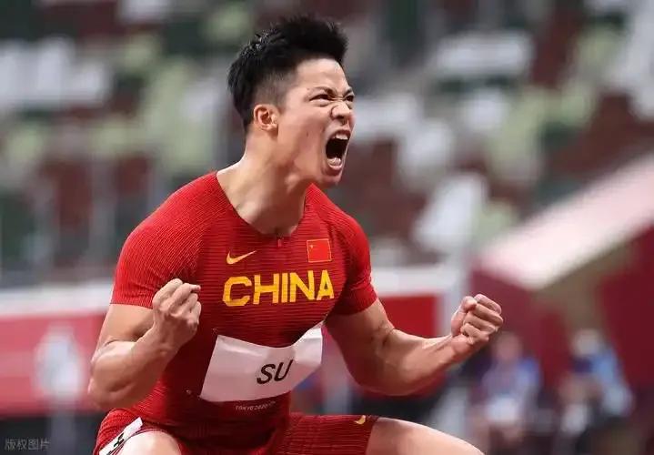 亚洲飞人退役！12月9日，男子100米亚洲记录保持者苏炳添正式退役，他是200