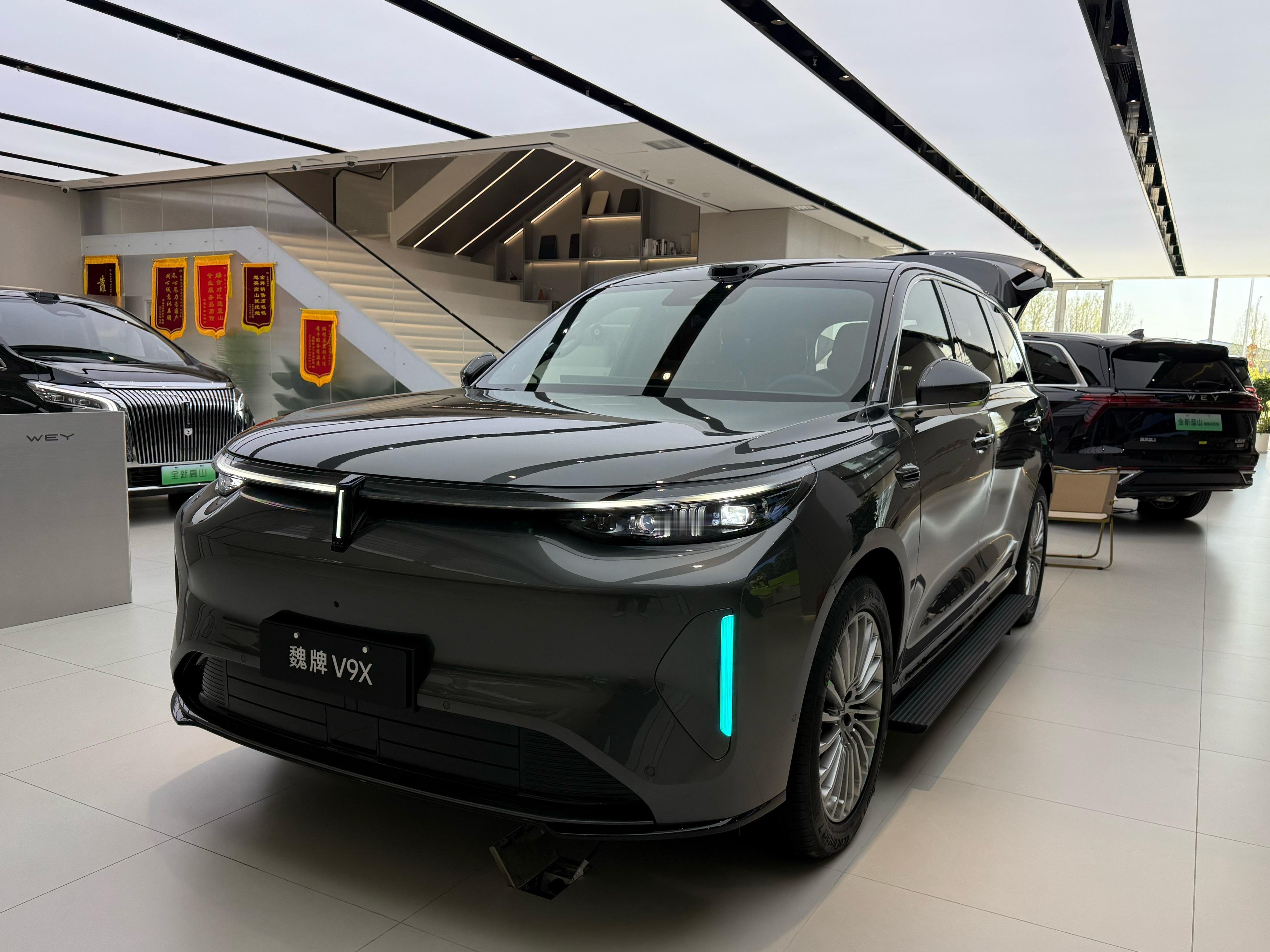 当一位对魏牌V9X爱不释手的大哥走进魏牌直营店，担心超混版超预算又觉得大众ID