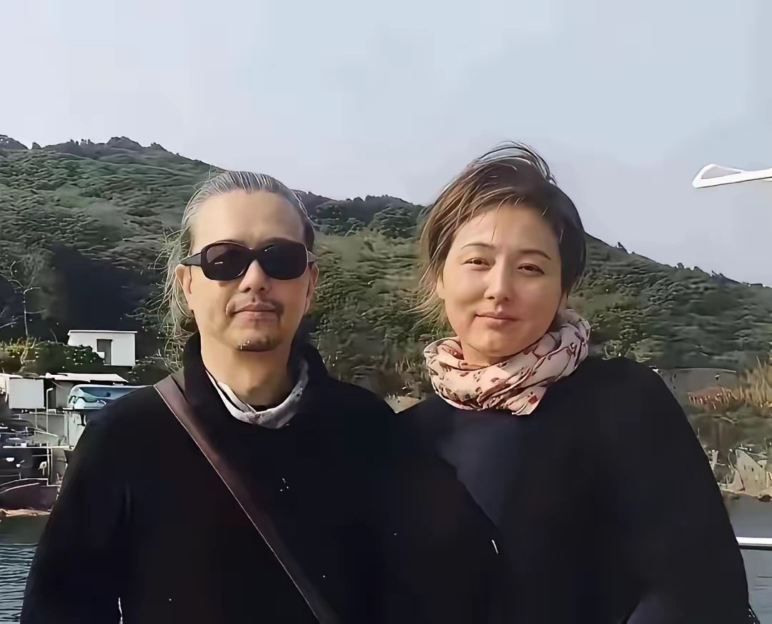 港媒一则短讯，让内娱“好聚好散”有了新高度。56岁张延和61岁张锦程确认离婚，男方仅回一个“是”字，