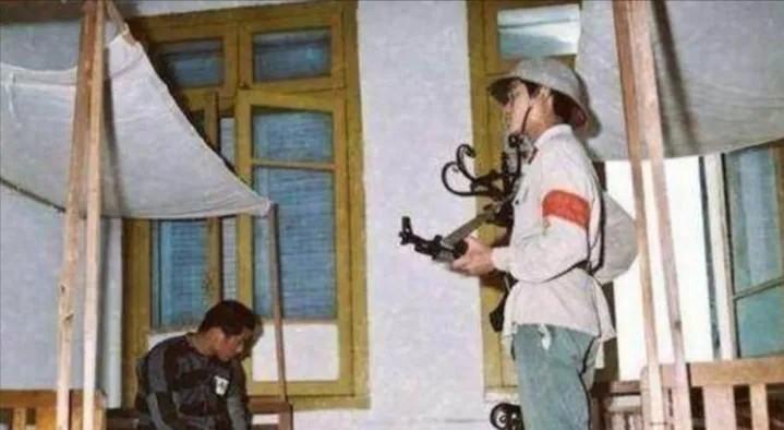 1979年，冯增敏站在军事法庭上接受法官的审判，审判结果为，在对越自卫反击战中带