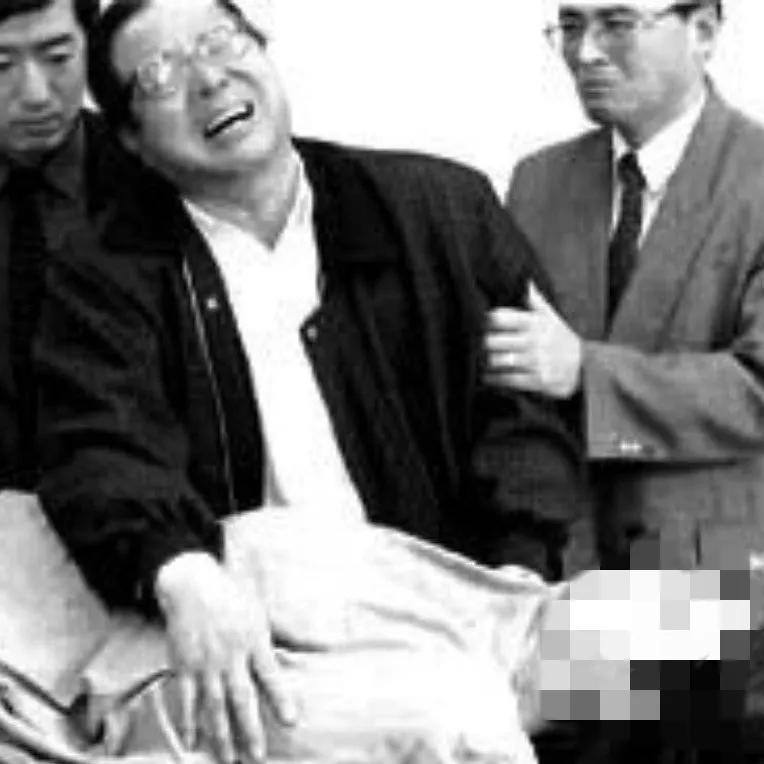 1999年，在北约轰炸中，牺牲的记者朱颖，一张罕见的镜头，家人来到殡仪馆，失声痛