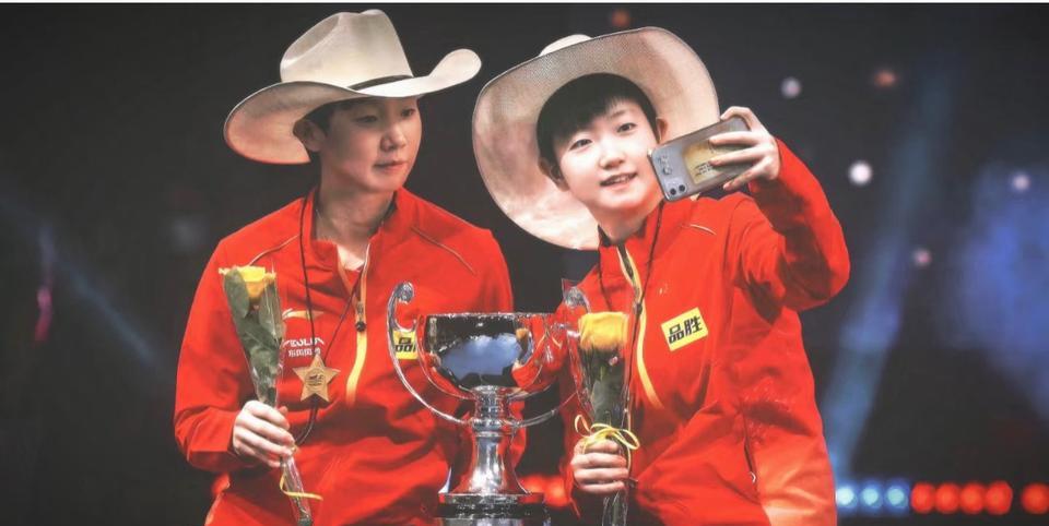 孙颖莎、王曼昱的背后空无一人。虽然男乒梯队建设总被架在火上烤，但是你至少还能看