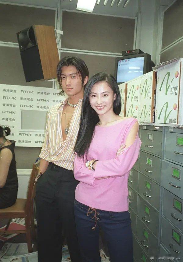张柏芝带两个儿子逛街张柏芝带娃日常也太真实了！跟俩儿子吃吃喝喝，Lucas声音