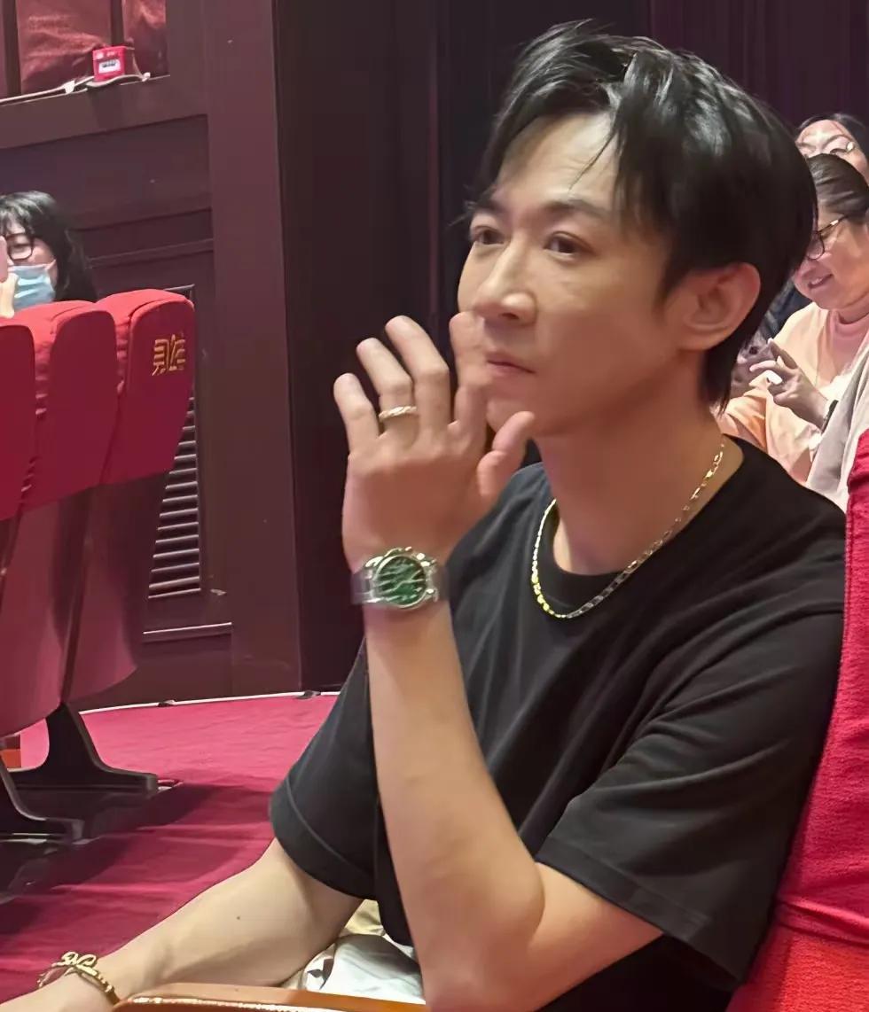这戒指原来是和董璇的啊。大金手镯，大金链子，戒指，手表，恨不得全身都挂上吧。董璇