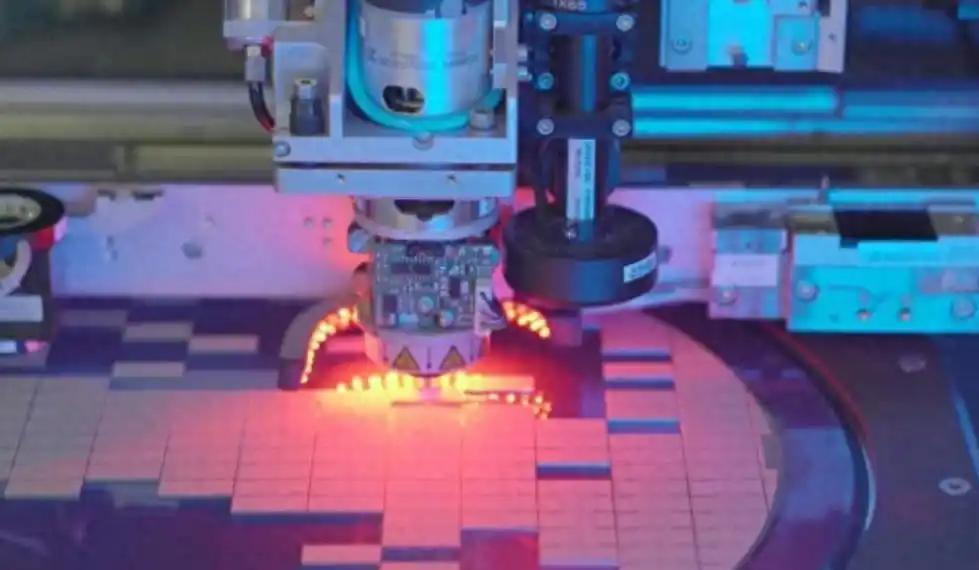 颠覆认知！缺顶级光刻机造不出高端芯，中国芯片出口为什么狂增？很多人看出口数据