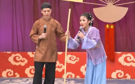 2002年，赵本山到地方剧团挑演员，到了辽阳剧团，一眼就看中了剧团美女二人转演员