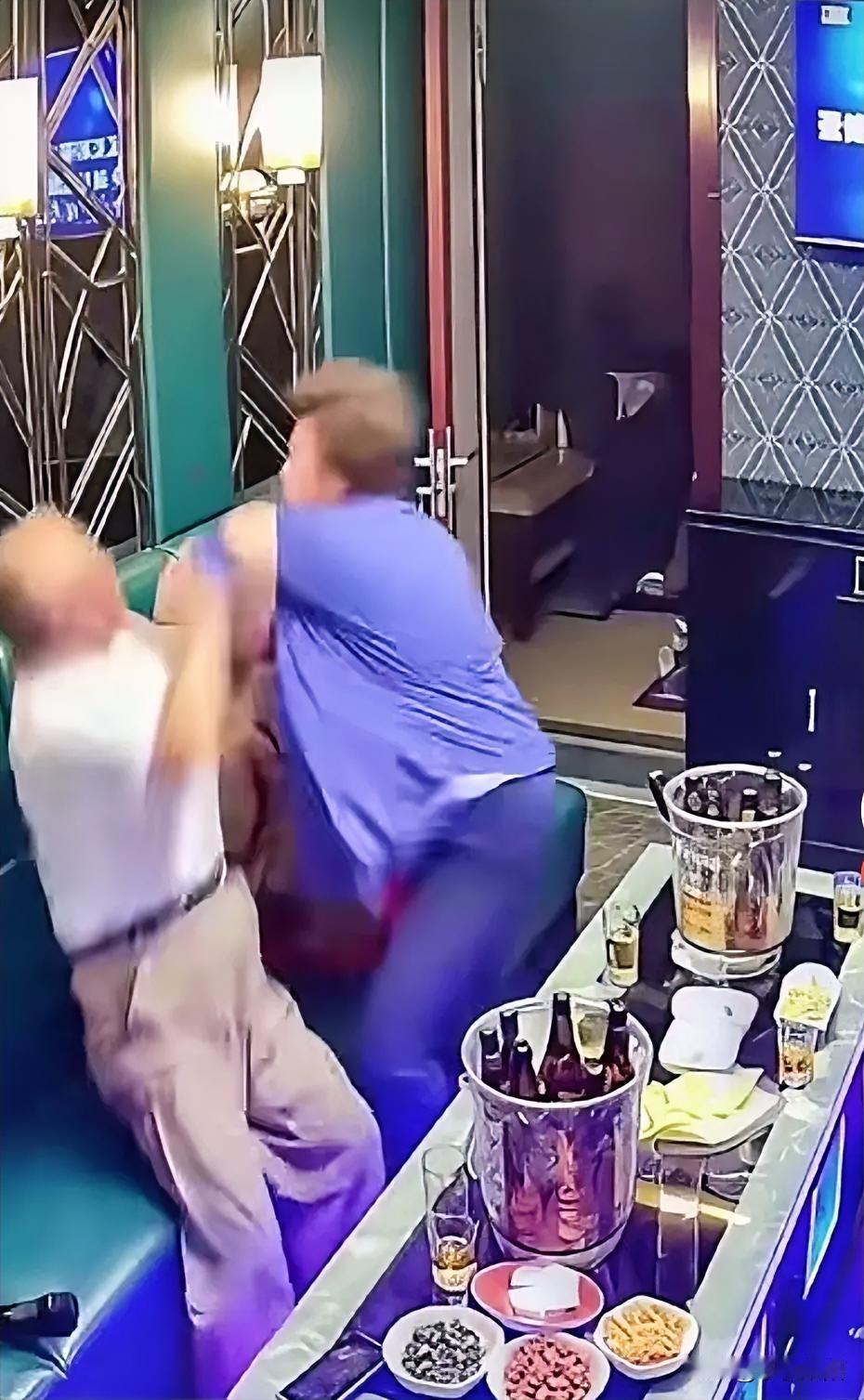 大爷找了个小妹陪唱歌，谁知老伴找了过来，推开门二话不说就对大爷一顿暴揍。作为夫妻