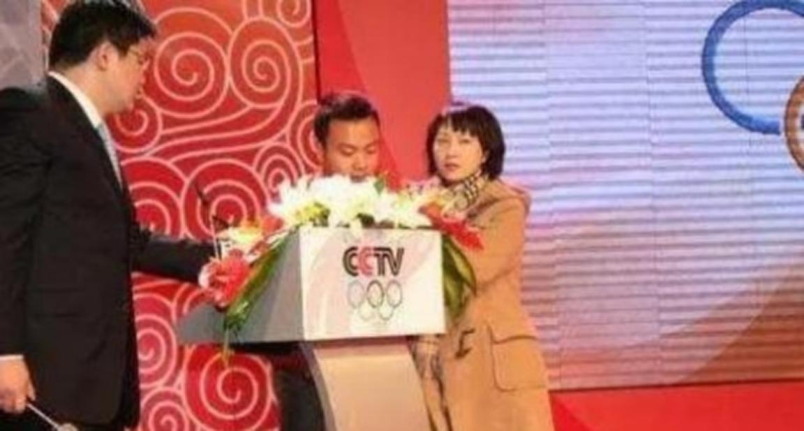 2007年，央视主持人张斌，正在直播奥运新闻发布会时，他的妻子突然冲上台，拿起话