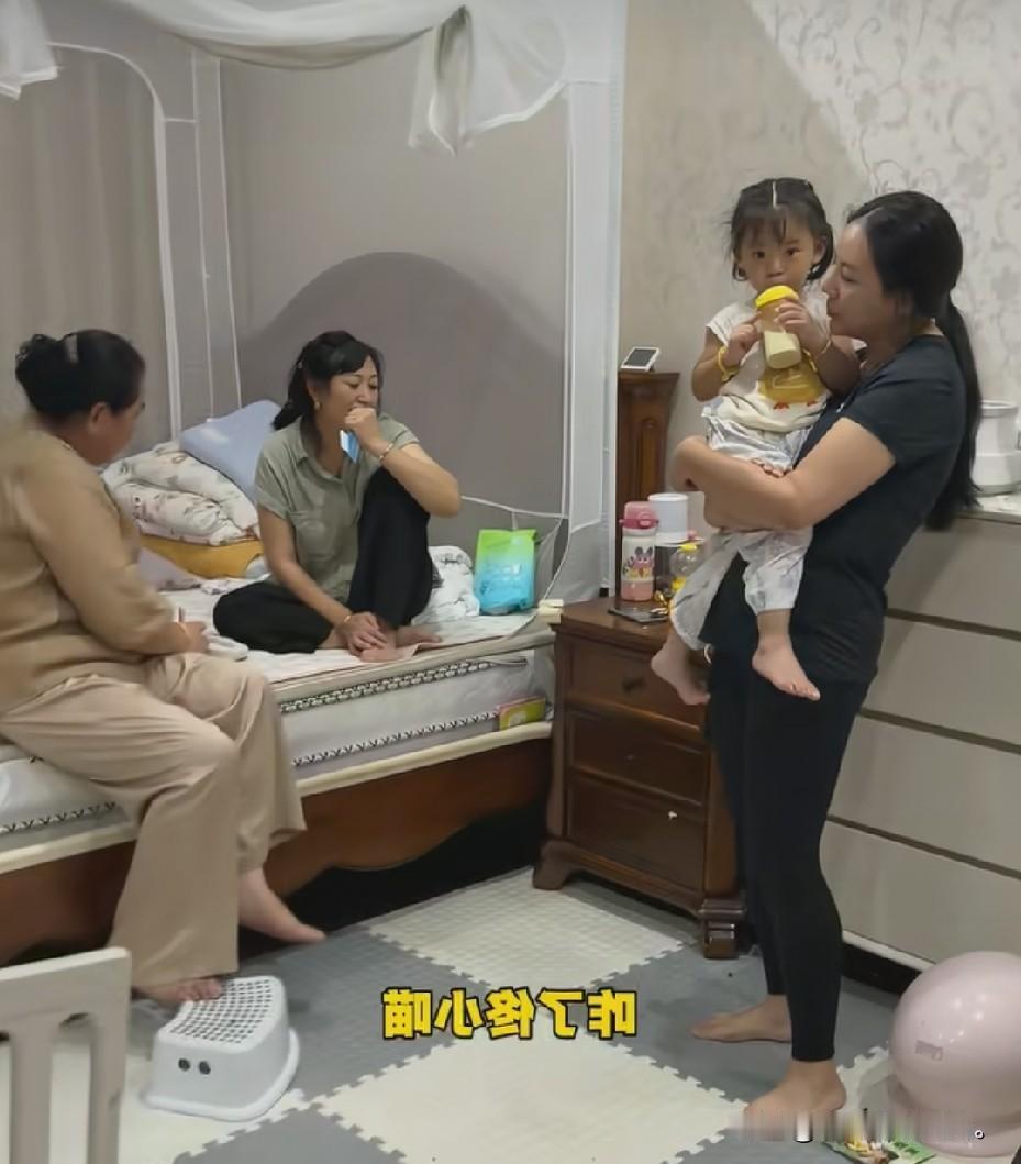 小故事！看看佟小喵家里，已经乱作一团了。两个老太太王金刚和喵妈，成