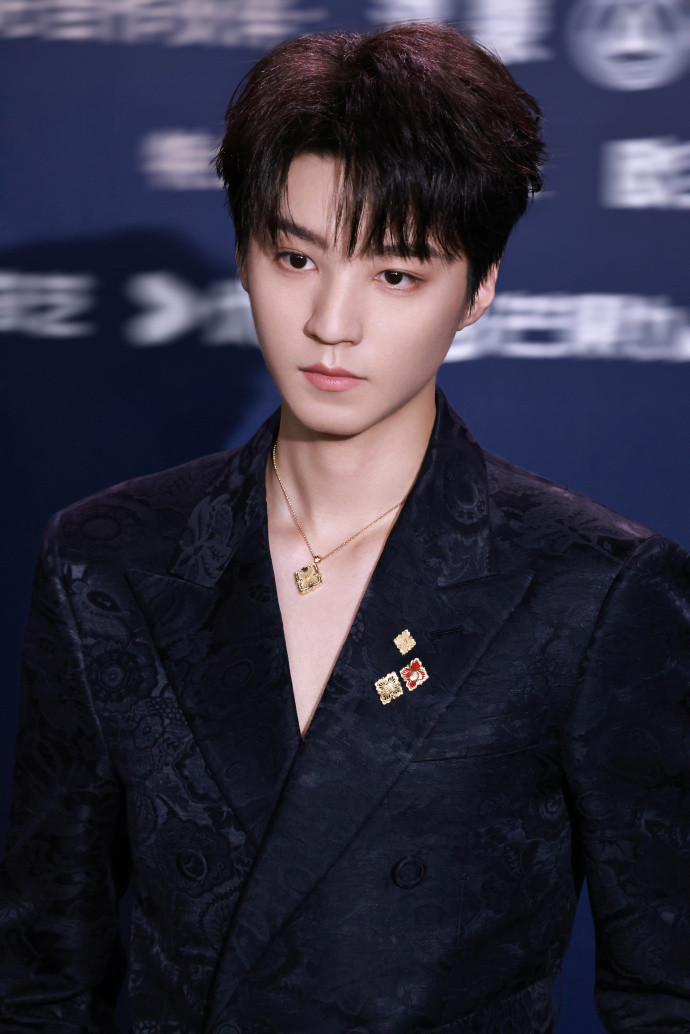 1.王俊凯情商挺高的，与圈内好几个前辈相处的很好，他也是圈内少有的调侃小明哥还没