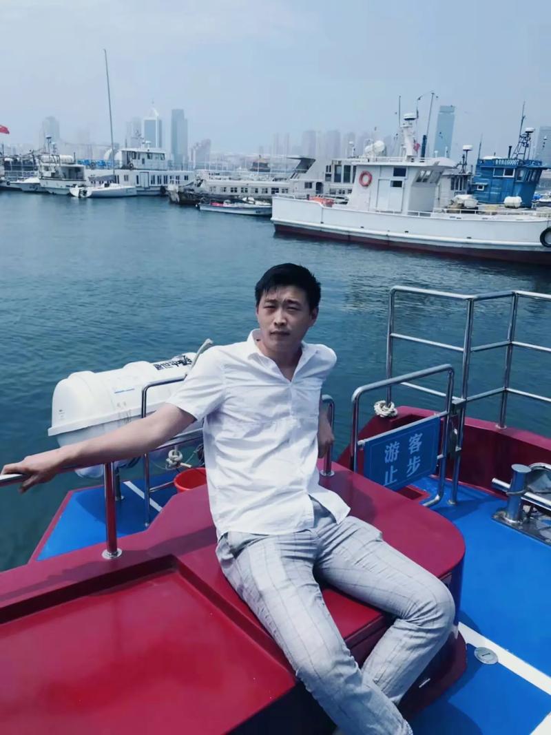 中年男人真心动情的六大信号，细节比表白更真实夜色渐深，他却还在微信上和你闲聊