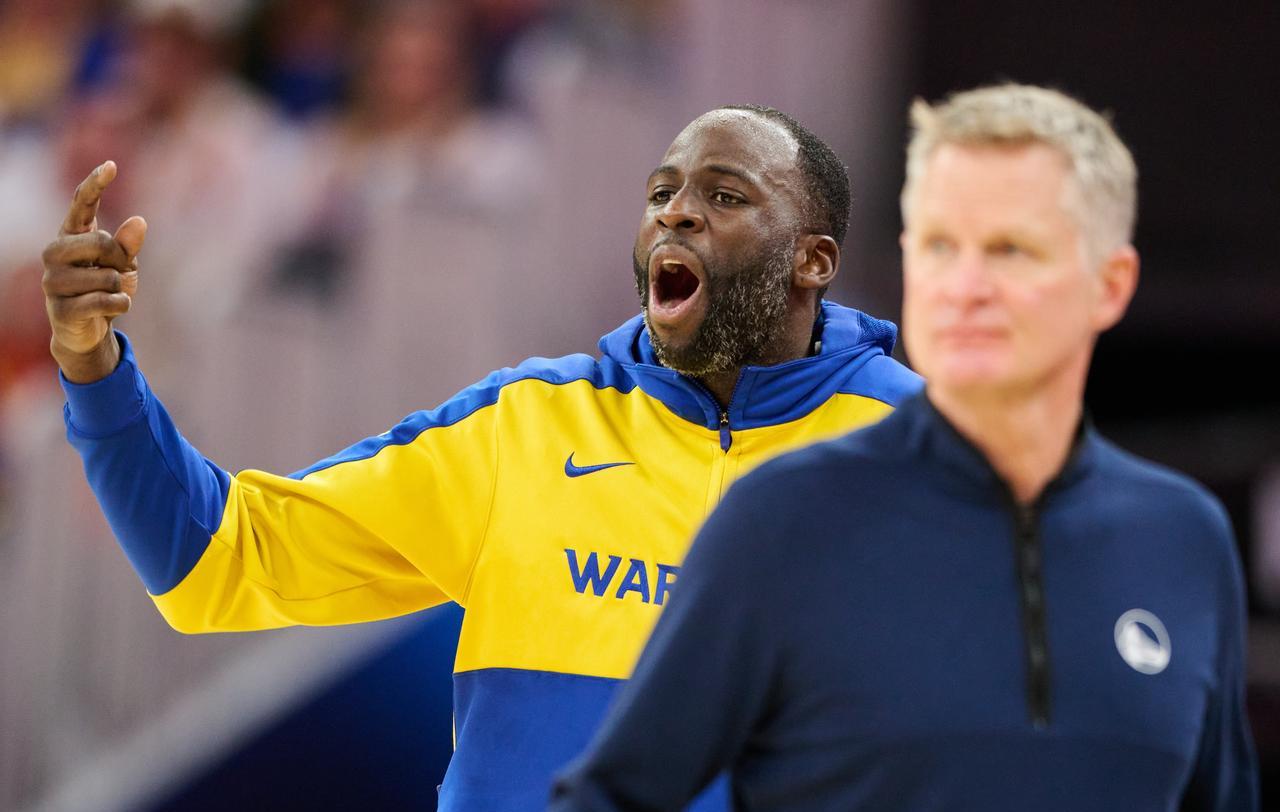 勇士赢了篮网，更衣室却死寂。波杰姆斯基三分7中1，穆迪低头嚼冰袋。德雷蒙德·