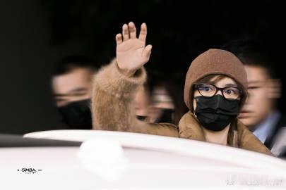 侯明昊那一挥手，动作轻柔，眼神温暖，不急不缓的节奏简直太苏了，心跳瞬间加速，看完