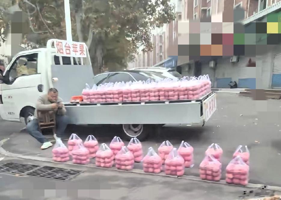 山东这位卖苹果的大哥，把“认真”二字刻进骨子里了！路过街角的人都被他的苹