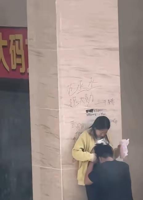 凌晨四点的武汉，汉江大道上发生了一件事，一张随手拍的照片直接冲上了热搜。视频里，