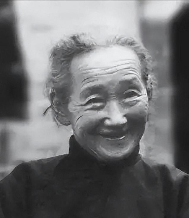 1943年，新婚之夜，37岁的许世友，对着19岁的新婚妻子说了一句话，然后拔枪对