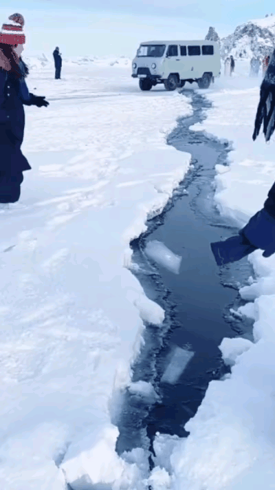 贝加尔湖这个裂缝真是够大的了，据说这里的湖水也非常深，有经验的司机从这里开车，都
