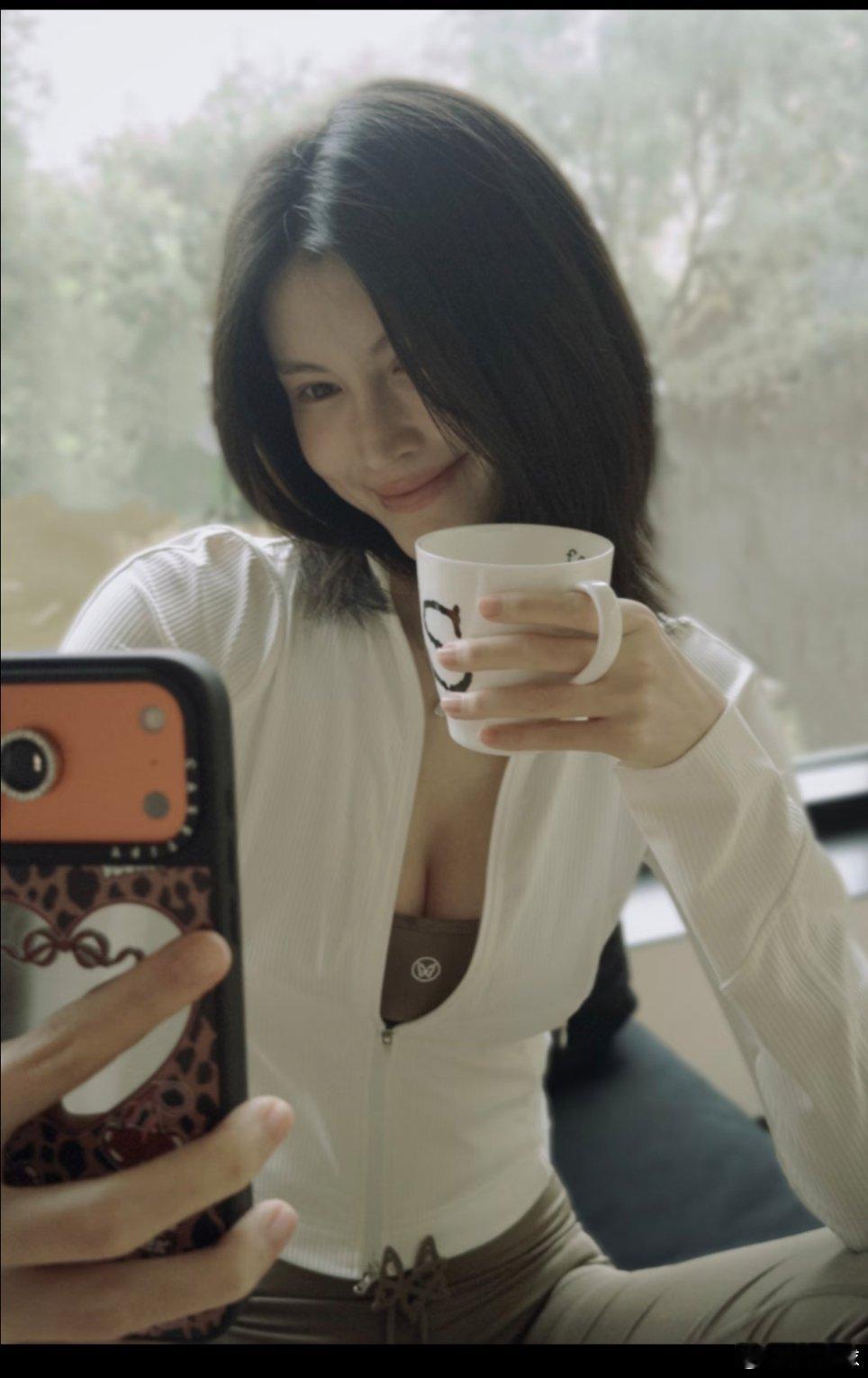 何穗产后近照有妈妈的味道，不过身材恢复的好快呀。