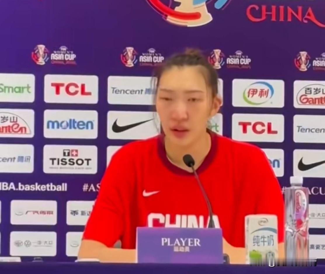 韩旭哭成了泪人！中国女篮不敌日本女篮后，韩旭作为中国队的发言人，在赛后的发布会上