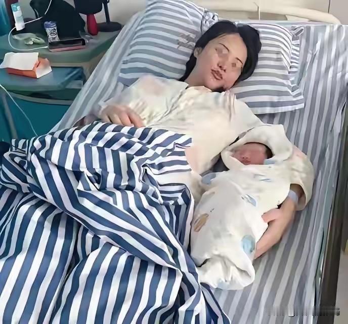 为了生儿子我流产8次，第9胎终于是男孩，全家摆酒庆祝。月嫂却悄悄拉住我的衣角：妹