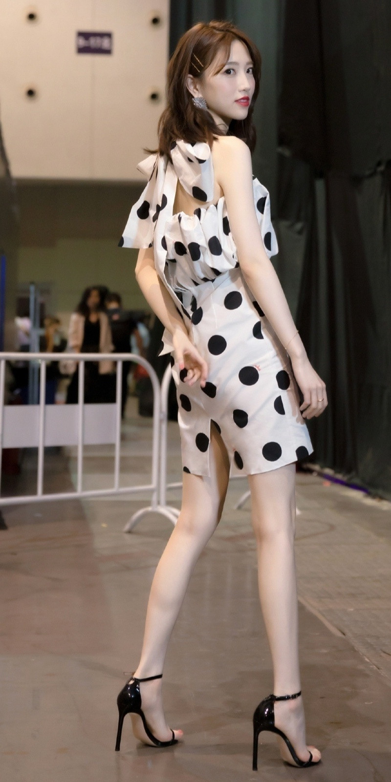 张纯烨，小腰精，波点裙高跟大长腿。张纯烨
