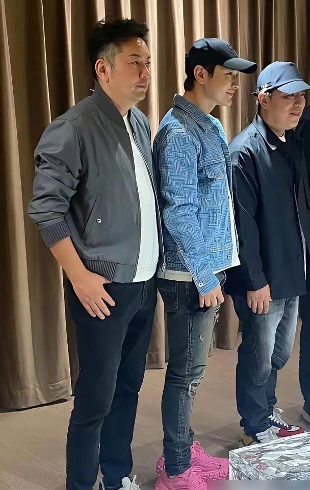 40岁郭敬明踩着10cm芭比粉“高跷”自拍，网友笑疯：这哪是鞋，是尊严充值卡吧！