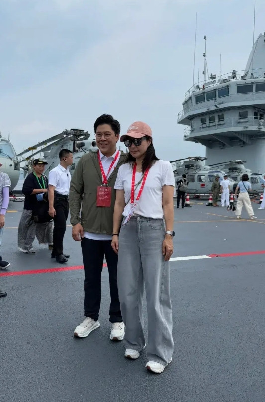 郭晶晶和霍启刚也来参观山东舰了，跟普通香港市民一样预约登舰，而令人意外的是没有带