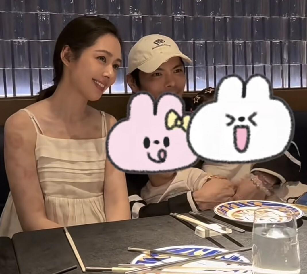 郭碧婷全家现身北京朝阳商场用餐，一身吊带裙素颜惊艳，真人比荧幕更出众，四岁孩子黏