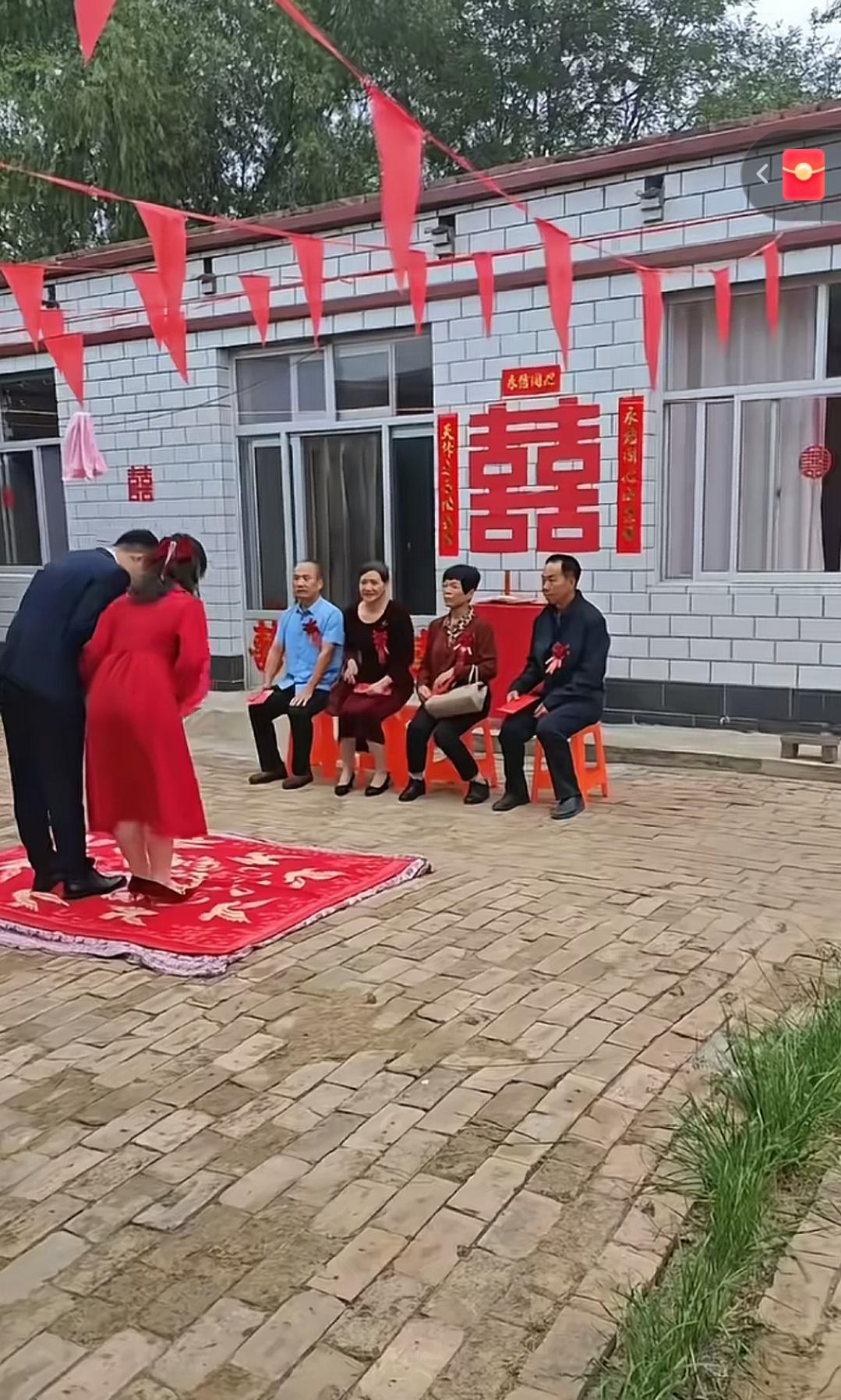 10月11日河北，两名博士的婚礼火了，不是因为隆重，而是因为简单，简单到有点寒碜