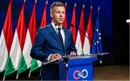 昨天一天未见的匈牙利外长西亚尔托今天一大早与同僚在办公室销毁大批有关（欧盟对俄）