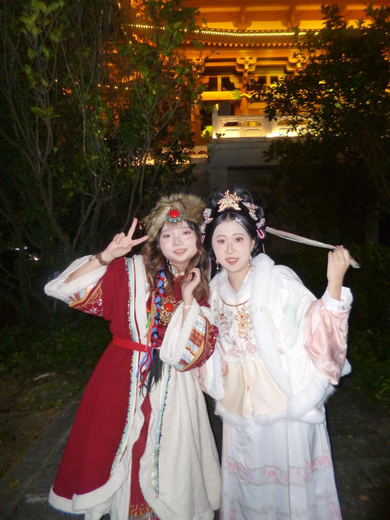 偶遇古镇，随拍两张总要穿一次少数民族服饰民族舞蹈舞出民族特色秀出你的民族范儿