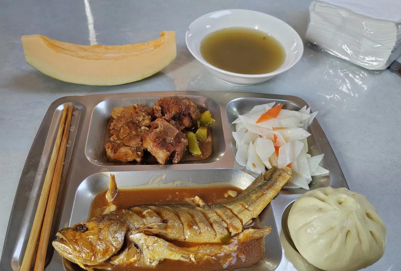 第一次进这个公司的时候，公司有个规定，就是船员有忌口的，挑食的，大厨都要给换菜，