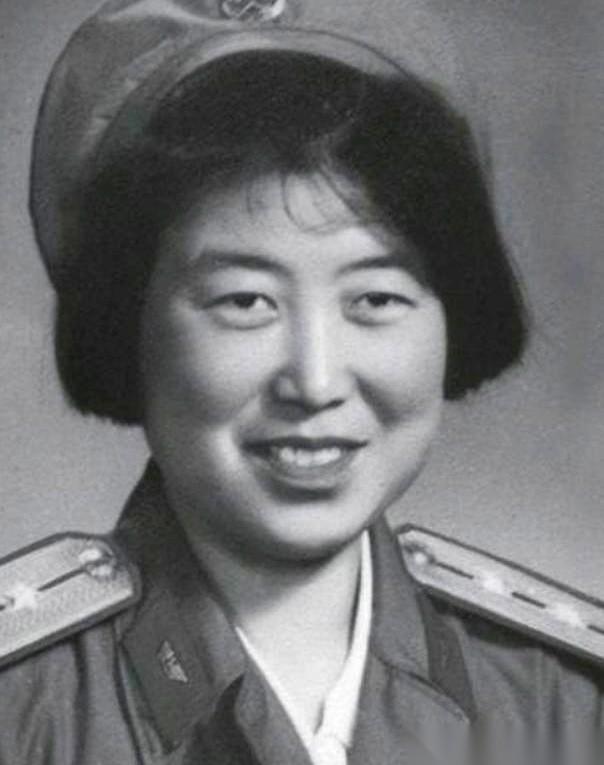 让你去执行个任务，绝密的。临走前，领导让你去拍张一寸照，表情务必庄重。拍完了