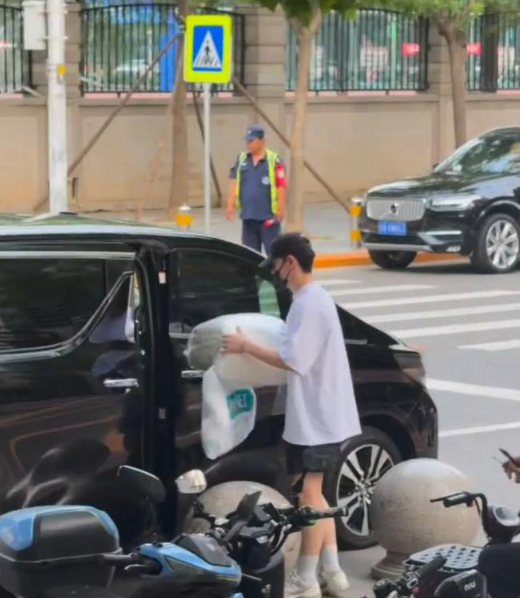 邓伦街头被偶遇，抱着一床被子还亲自开车，未带助理沦落为素人