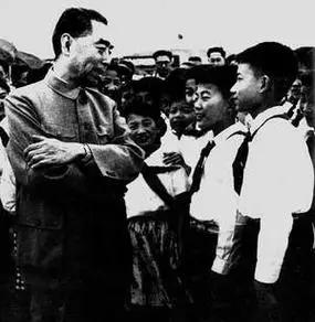 周恩来在重庆那几年，军统确实动过不少心思，但最后都没真下手。1941年1月，