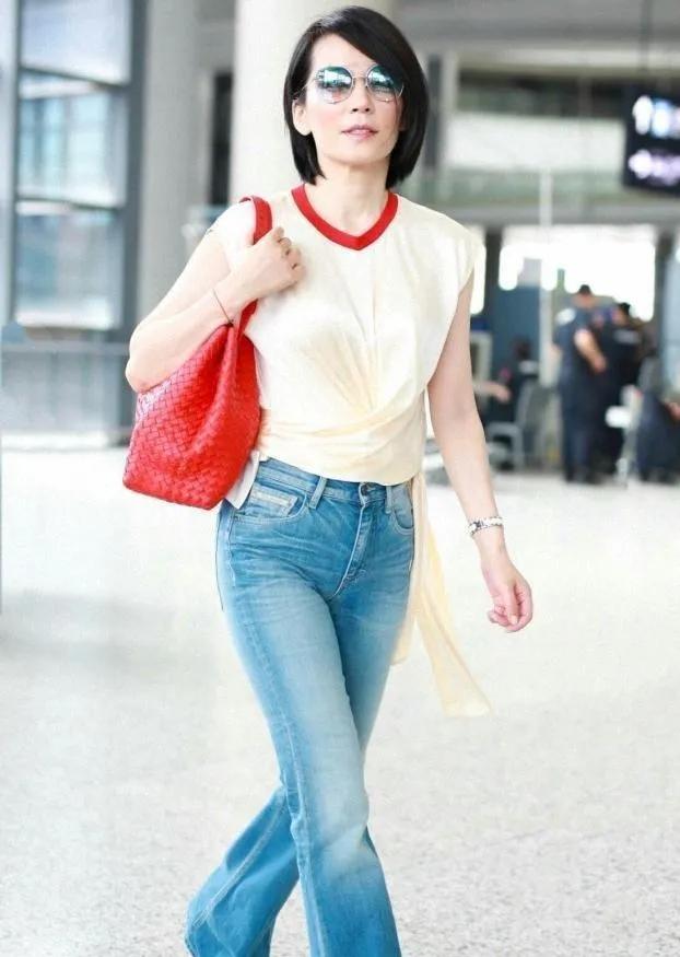 俞飞鸿短发造型太绝了！✨54岁俞飞鸿新剪短发后气质直接封神！米白扭结无袖