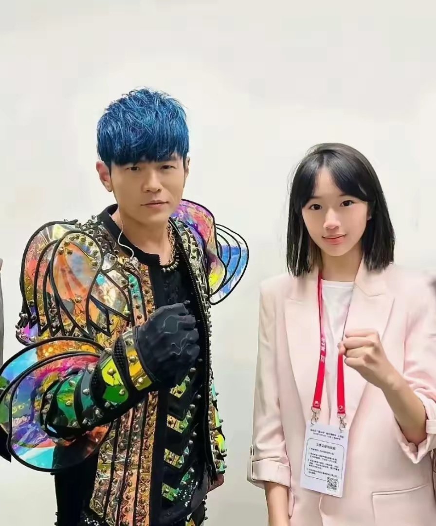 吴尊带女儿追星周杰伦！NeiNei大方露笑迷彩夹克帅回花样年华​