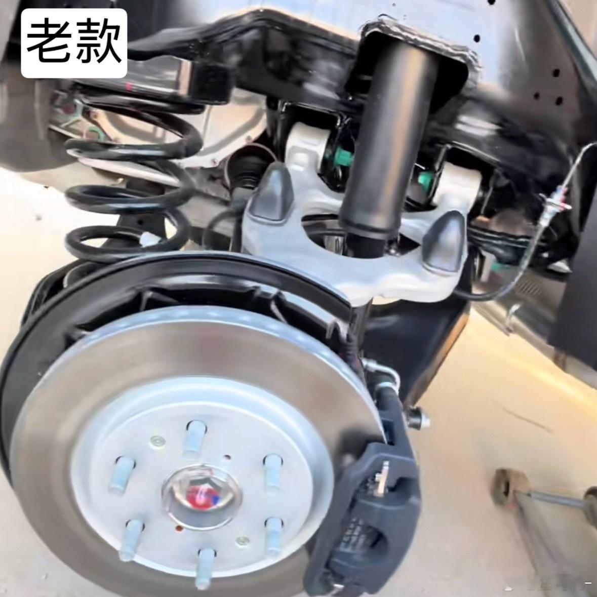 方程豹豹5的底盘不声不响就升级了老款的减振器插在大梁里面，上叉臂安装在大梁上；新